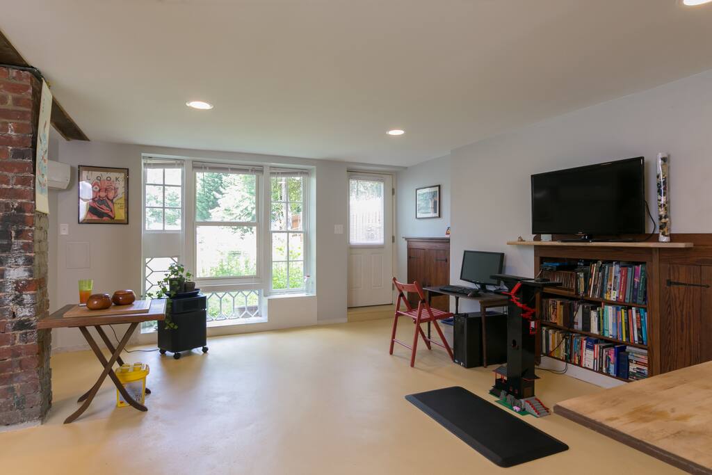 The apartment gets wonderful morning sun and steady light throughout the day. There's a highend HEPA air filter that you can turn on if you have allergies. I'm allergic to dust mites and cats so I keep the space very clean.