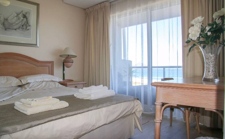 Apartment with breathtaking sea views gallery image 2