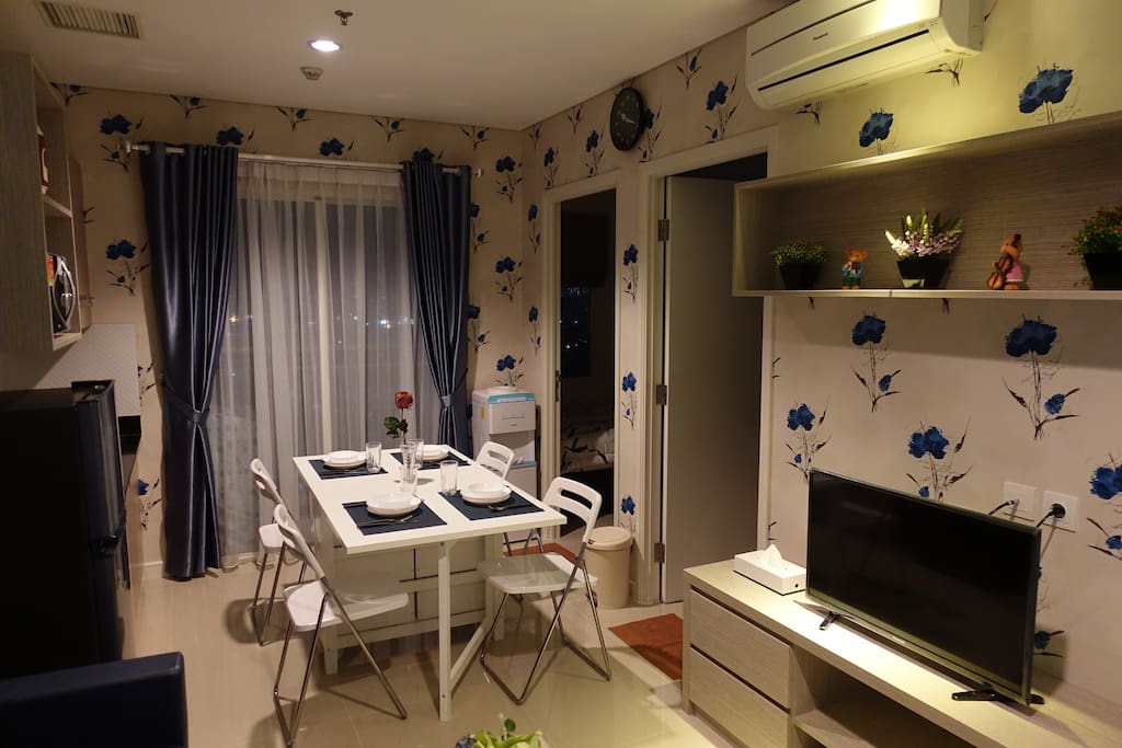 Dining area with foldable dining table and chairs, fully equipped with kitchen cutleries and dining equipments.