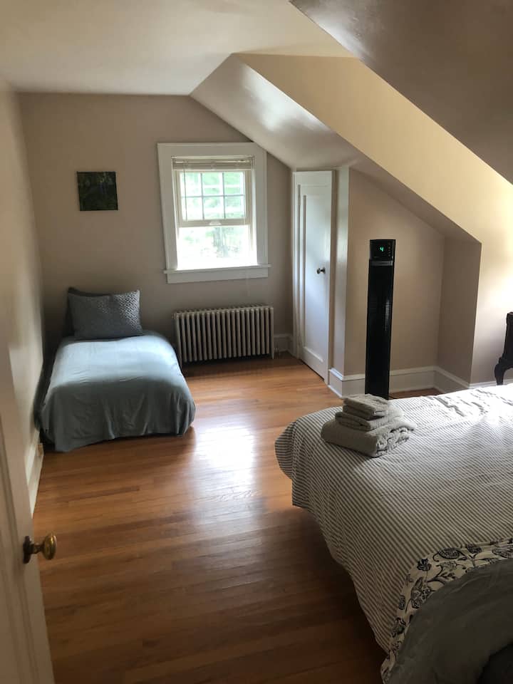 Bedroom 3 Farmhouse 
1 queen, 1 twin 