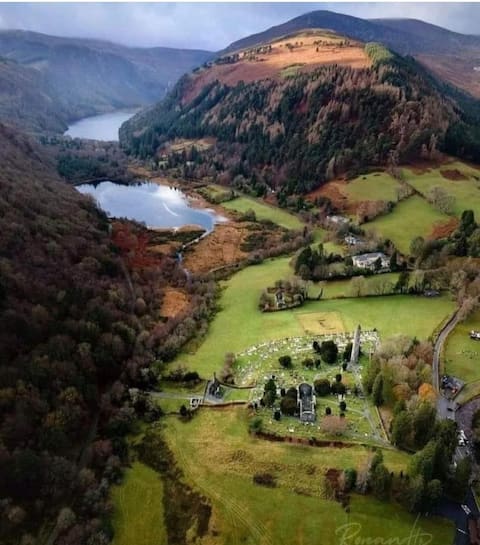 Luxury rustic retreat with hot tub in Glendalough