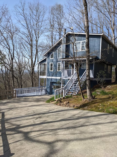 Tree House Retreat close to Helen with Game Room!