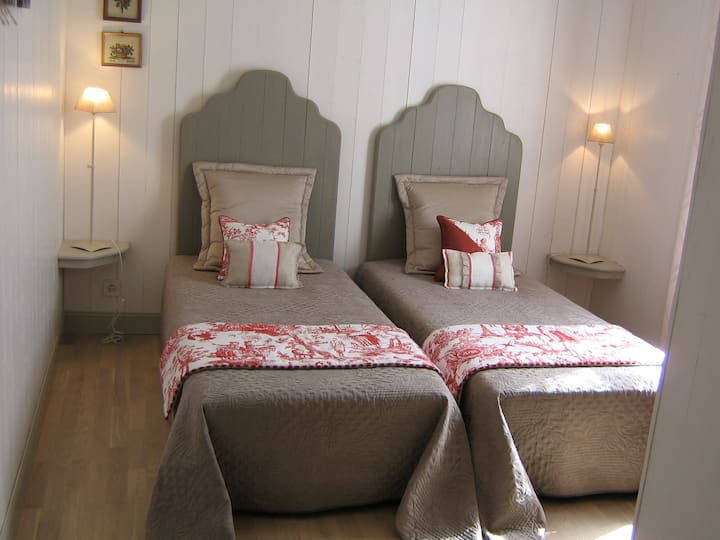 غرفة نوم ثانية بسرير مزدوج