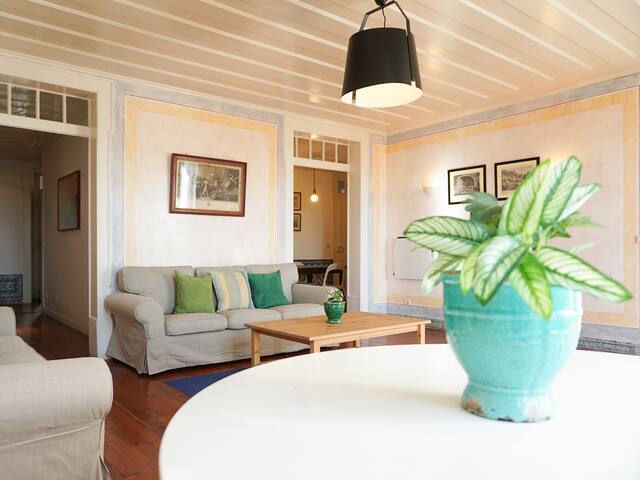 Luminous Cibele: Five-Bedroom Deluxe Apartment gallery image 3