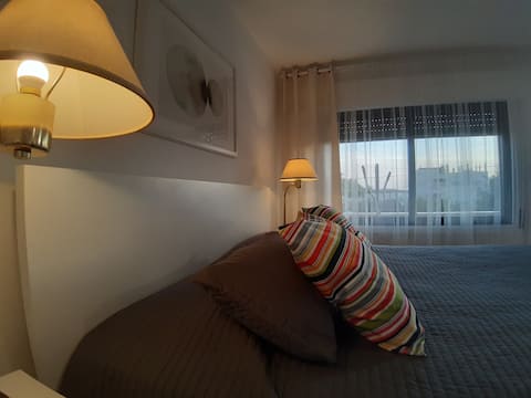 Bright Studio W/Balcony, King Bed Near City Center