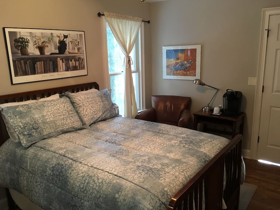 Enjoy a great night's sleep in a double (full) bed with 600-count Egyptian cotton sheets and a brand-new sateen comforter. A leather club chair and lamp make for a comfortable reading spot (or a good place to put on your socks and shoes!).