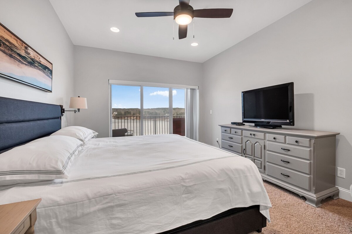 Sal por las puertas corredizas de vidrio para disfrutar de un soplo de aire fresco.