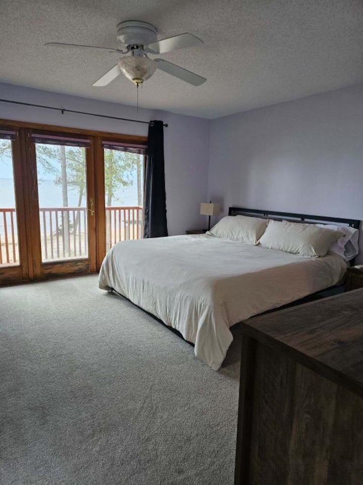 Dormitorio de arriba #1: cama king en el dormitorio principal con balcón privado 