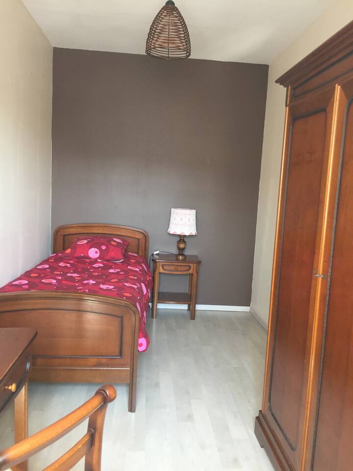 Chambre 4, un lit 90 (matelas neuf)