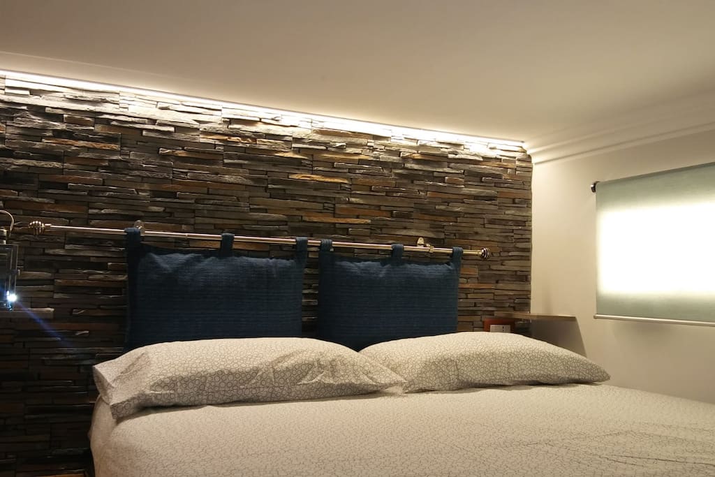 Soppalco con letto matrimoniale,finemente illuminato con particolari raffinati