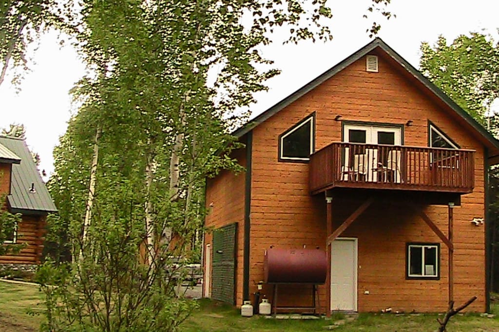 Private entrance with deck that has a gas grill.