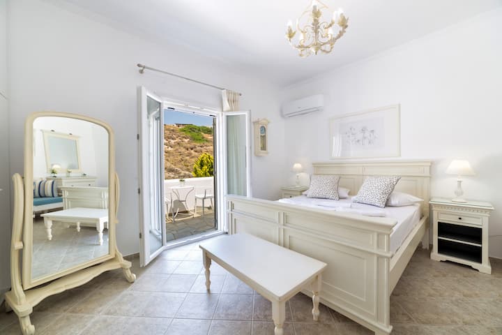 דלת מרפסת עם נוף להרים