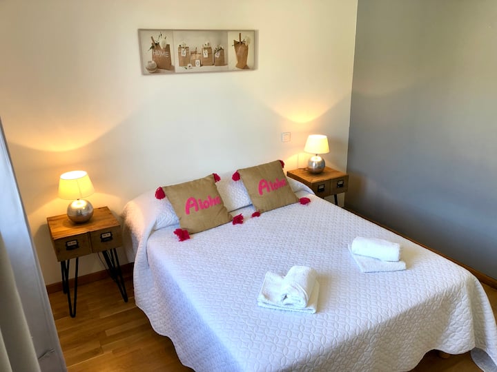 غرفة متميزة بمساحة 11 متر مربع مع سرير 140 × 190 وخزانة ملابس مجهزة.