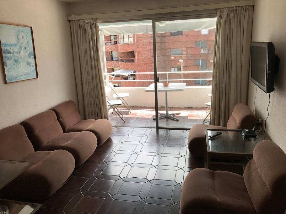 Living comedor muy luminoso, con TV de 32", cable