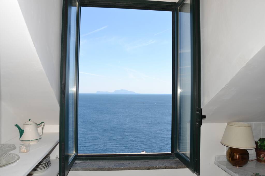 Mansarda Guarracino:
affaccio sul mare fronte Capri