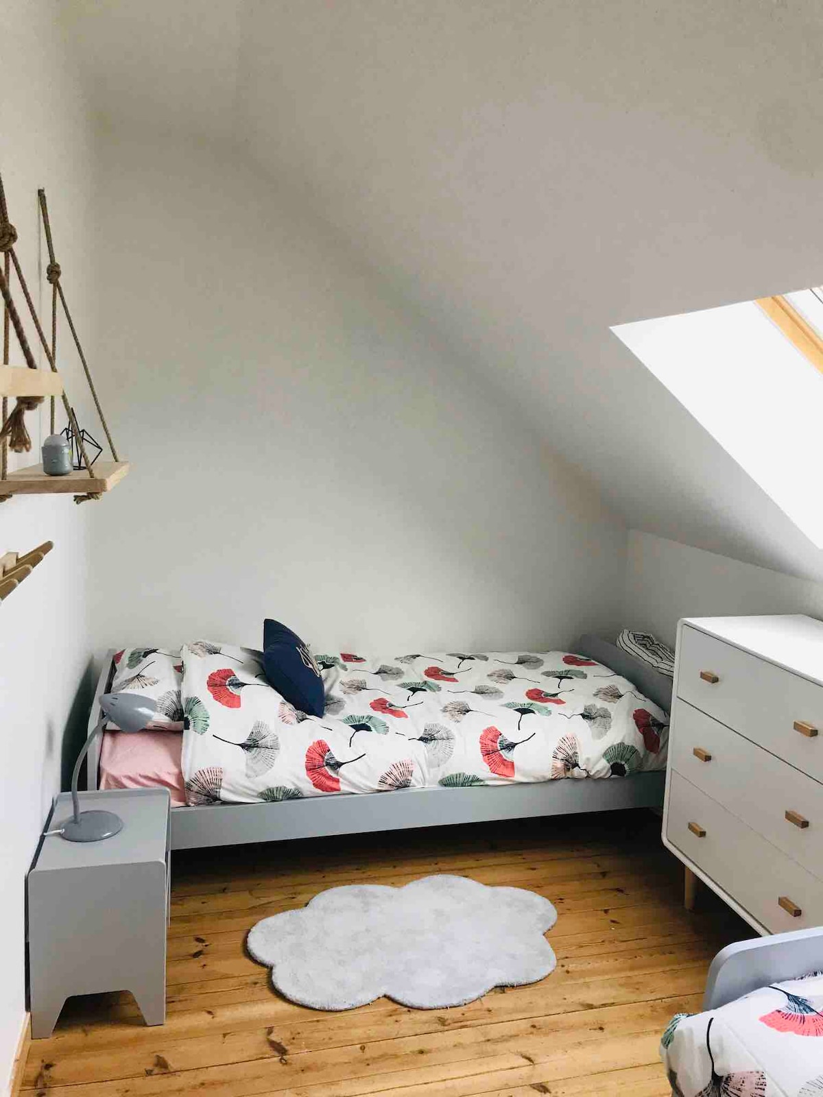 Chambre enfants avec 2 lits en 90 et rangements