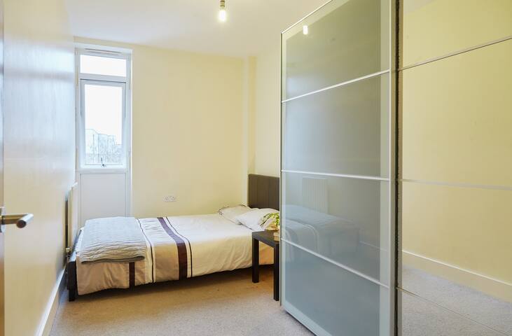 Lovely, modern 2-bed apartment near Crystal Palace gallery image 2