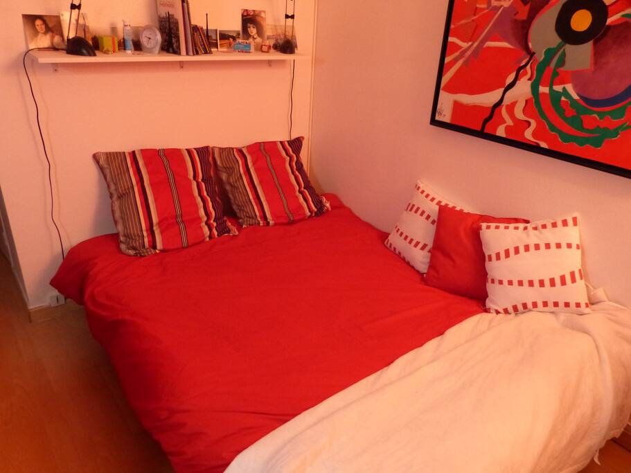 Le canapé lit très confortable, ouvert