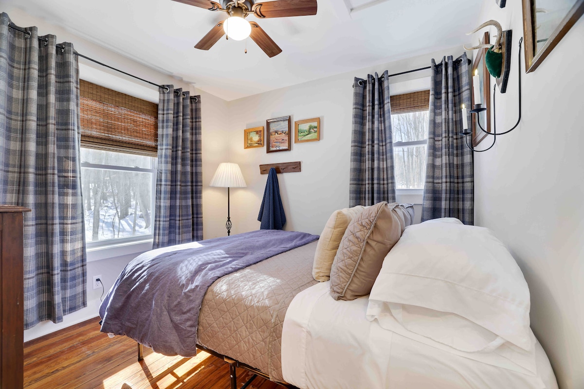 Спална соба бр.1 - брачен кревет (широк 150 - 179 см) 
Обезбедена постелнина