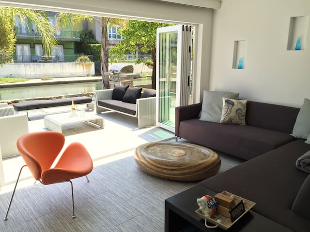 Ultimate Luxury on the Venice Canals-Walk to Beach