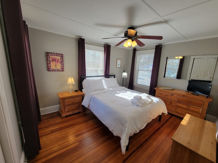 חדר שטוף שמש ומרווח עם ארון גדול. כולל טלוויזיה שאפשר להתחבר אליה ולהזרים אליה. 