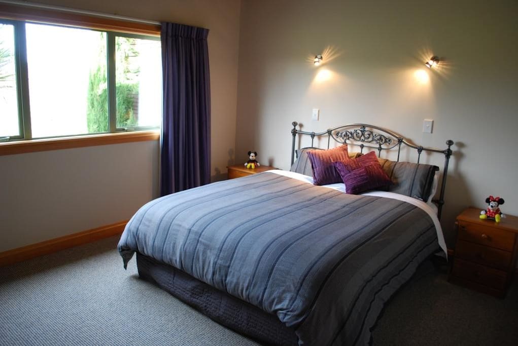 Guest bedroom 1. King size bed. (With a view over the vines)