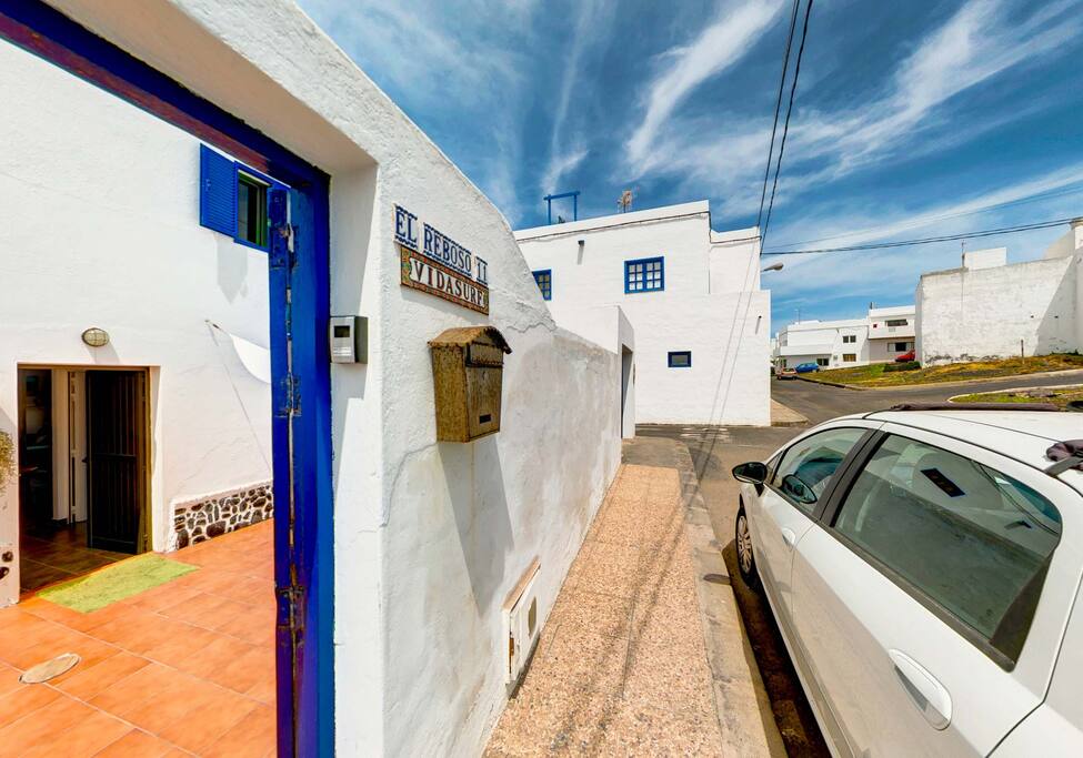 Aparcamiento delante de la casa.