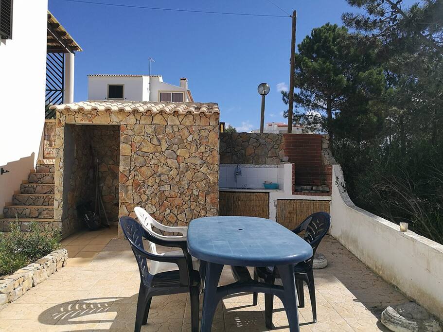 Zona exterior com chuveiro e churrasco/Outside space with shower and bbq