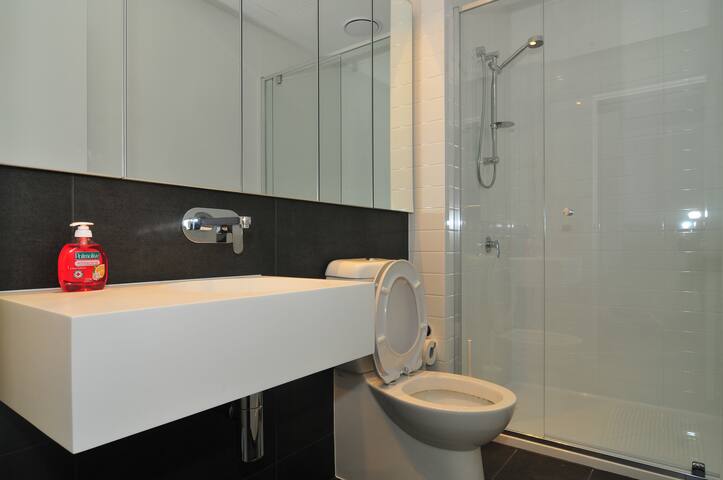 CBD Sunlight 2br apt 3 large bed sleep 6 +parking gallery image 4