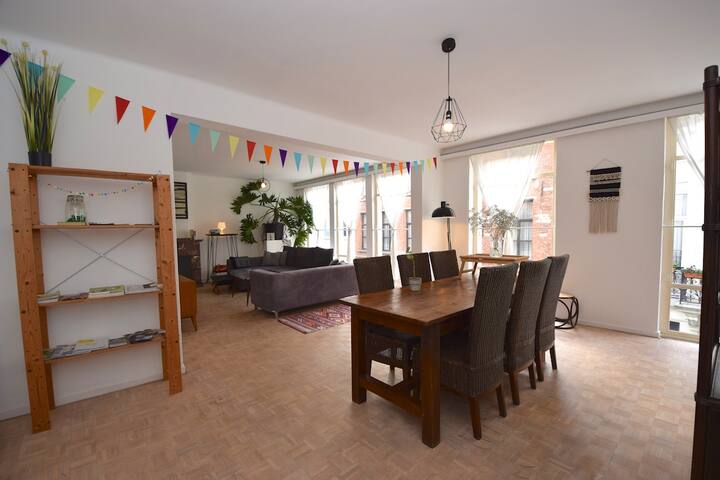 Spacious apartment in city centre!!
Free parking.
