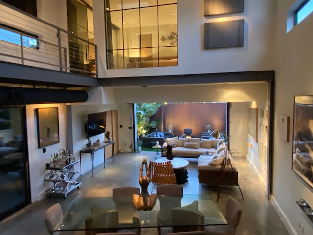 Modern Venice Beachhouse with 20′ ceilings