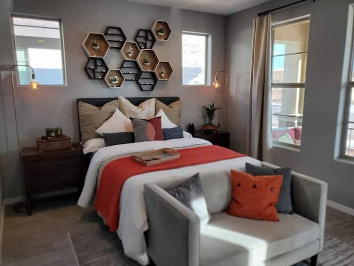 中世纪现代风格卧室- 1楼
带流媒体服务的标准双人床
台
电视
独立卫生间，配备浴缸/淋浴组合
大衣柜