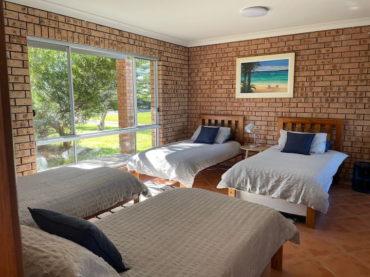 Rumpus s 4 kreveta za jednu osobu, pametnim televizorom, dnevnim boravkom, stolom za stolni tenis i radnim stolom 