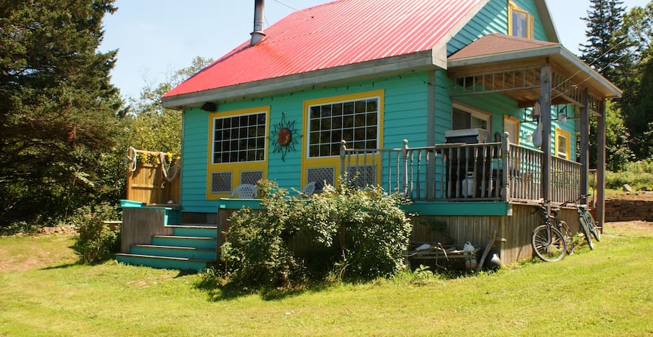 Bay of Fundy Oceanfront Cozy Cabin