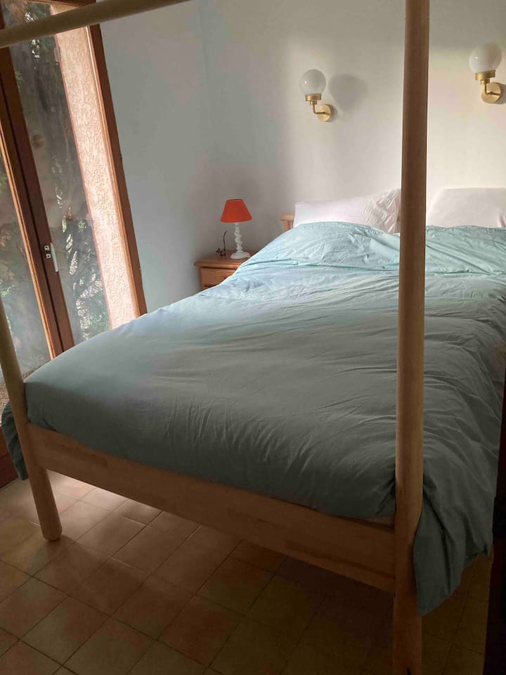 Dhomë gjumi me krevat + sustë e re kutie në 140x200. 
Dera e dritares ofron qasje të drejtpërdrejtë në kopsht.
