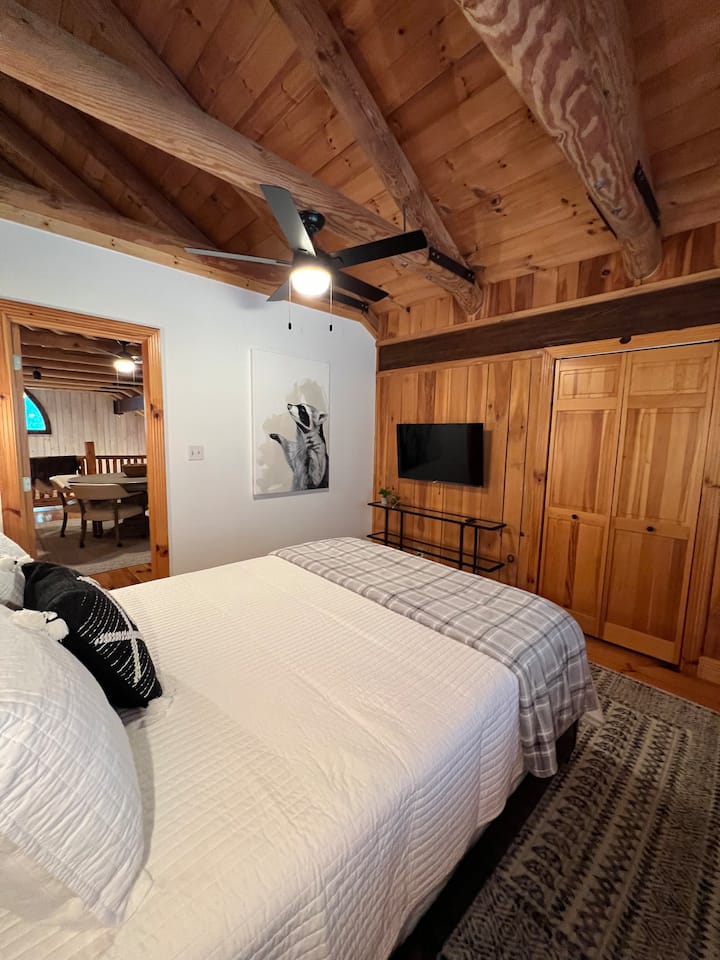 Bedroom 4-QUEEN-Upstairs