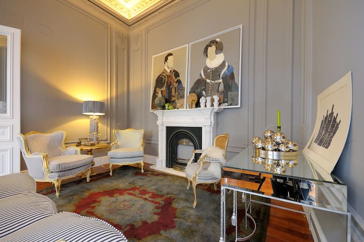 Palacio en el centro antiguo. gallery image 3