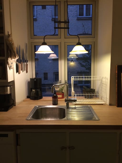 Køkkenet og gården til den anden side