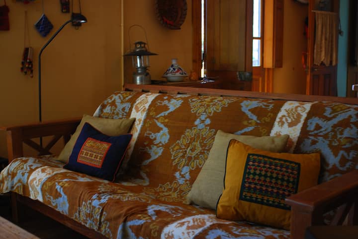 Kuwa na viti vikubwa, runinga, salamanda na dirisha kubwa.