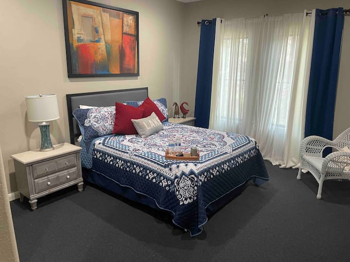 ¡Dormitorio principal con baño privado con TV inteligente!
