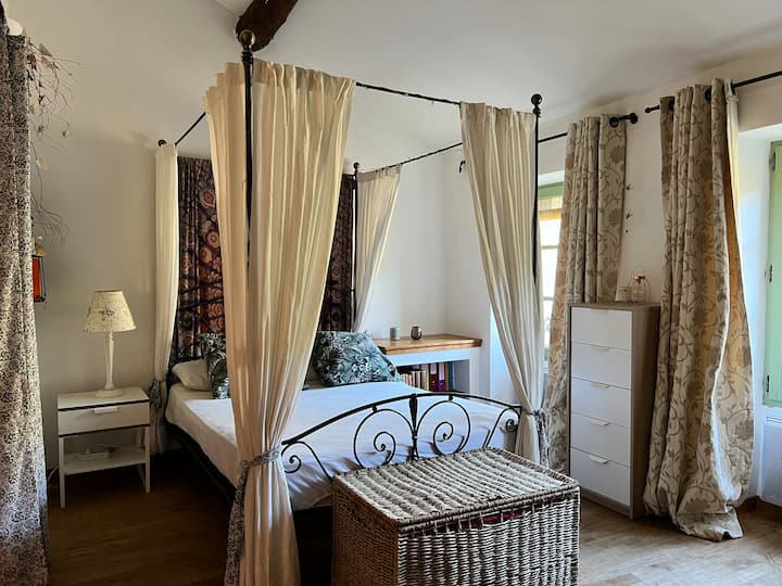 Bonita habitación muy luminosa con cama con dosel 