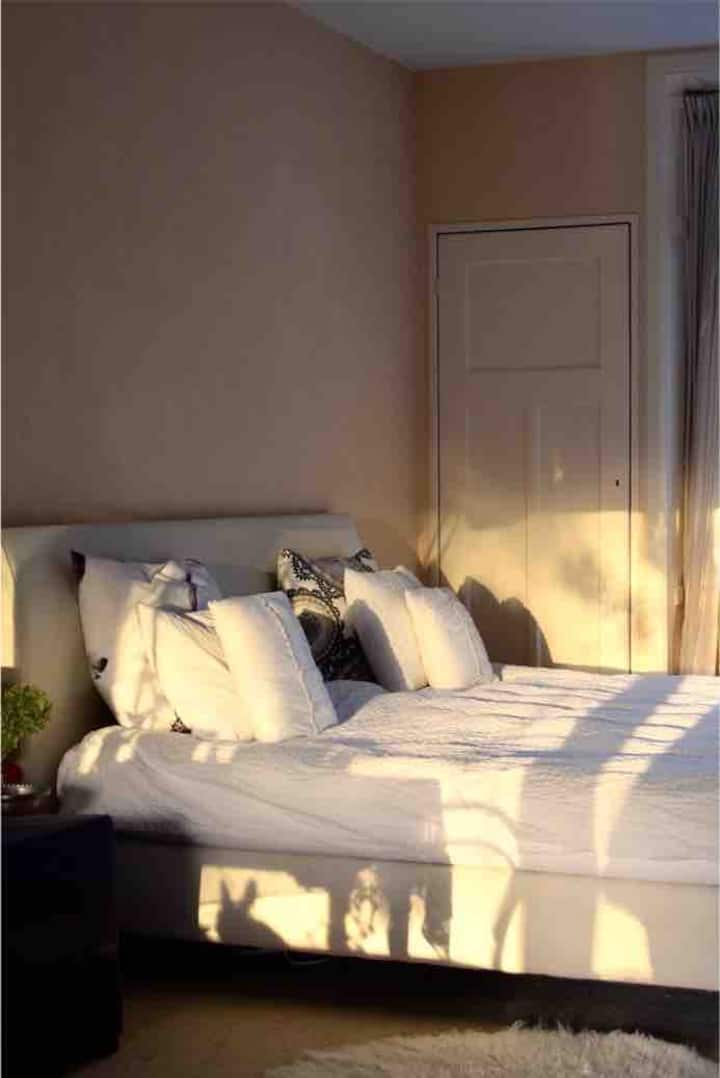 Duerme bien y tranquilo en esta hermosa cama.