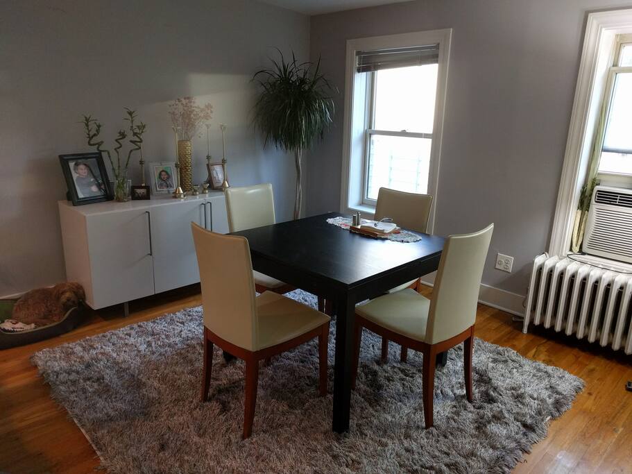 Expandable dining table