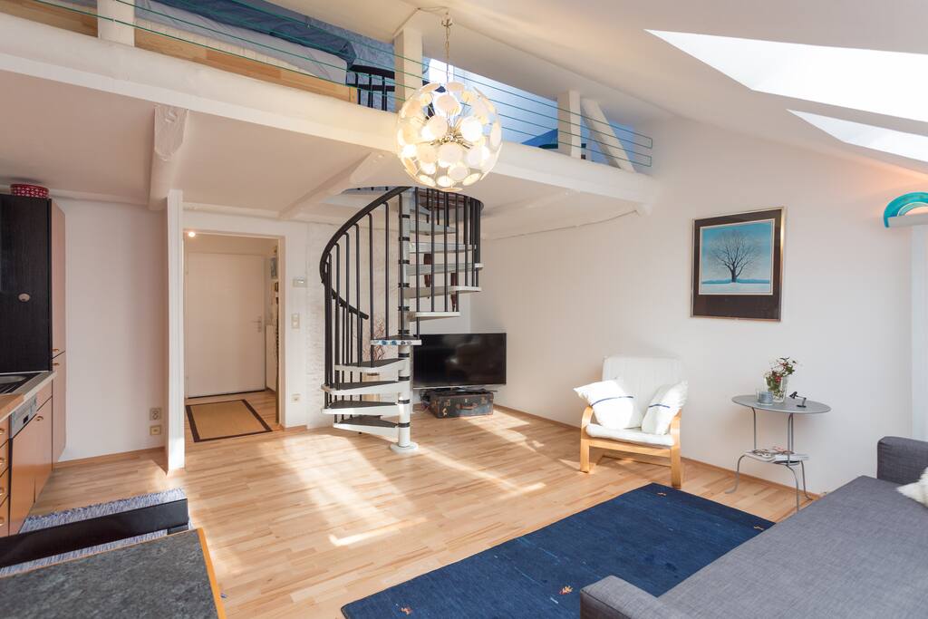 Wendeltreppe mit Aufgang zur Galerie / Schlafzimmer