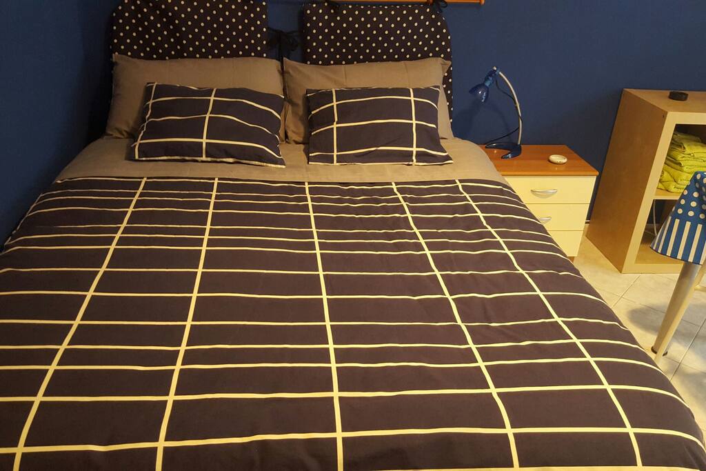 Angolo letto con rete a doghe e confortevole materasso