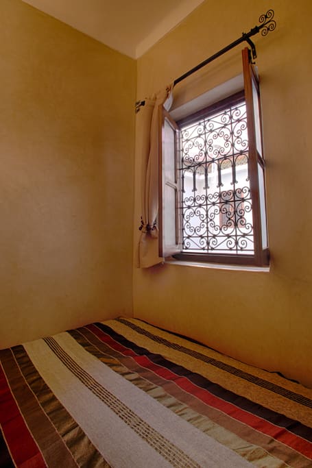 Chambre lumineuse avec fenêtre.