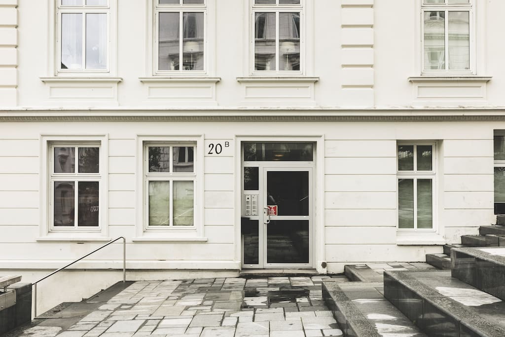 Inngangsparti, rolig strøk utan biltrafikk i nærmeste gate