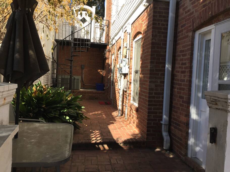 Front Entrance / Yard