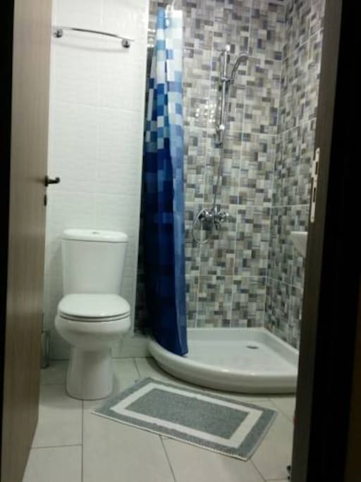 Private bathroom with towels and soap/shampoos