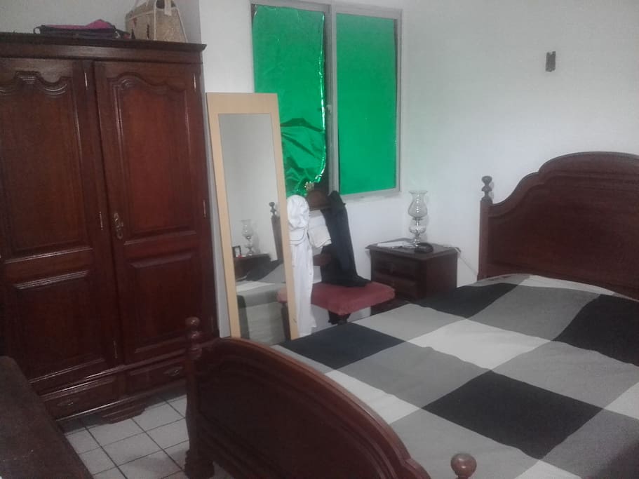 Quarto com cama de casal